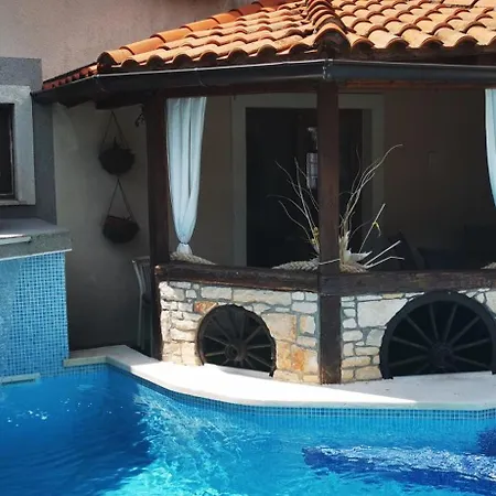 Holiday House With Pool Bonita *