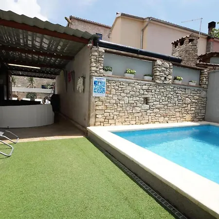 Holiday House With Pool Bonita